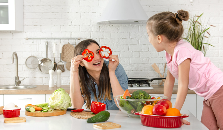Lograr que los chicos coman frutas y verduras es posible gracias a estas ideas originales para preparar snacks saludables. Foto: Shutterstock