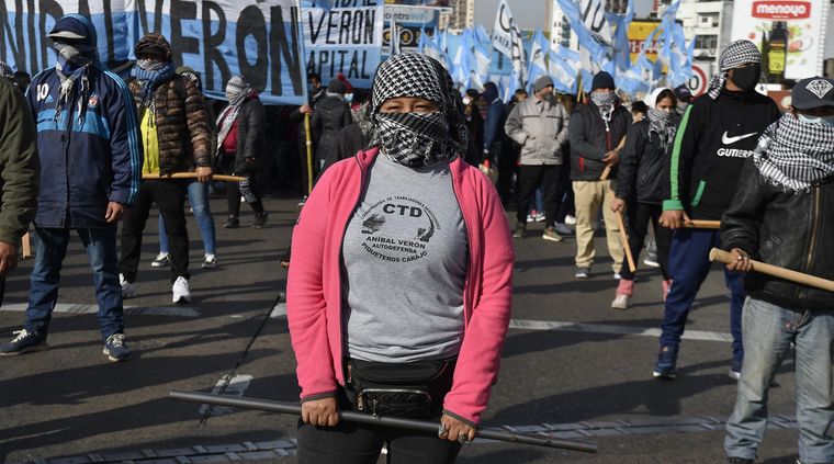 Los piquetes se han transformado en una situación cada vez más rutinaria, y la gente empieza a perder la paciencia. Foto: TELAM