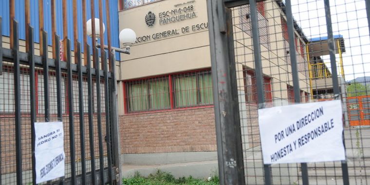 Padres y alumnos reclamaron para que pedro Robles no asuma la dirección. Foto: Pachy Reynoso/MDZ