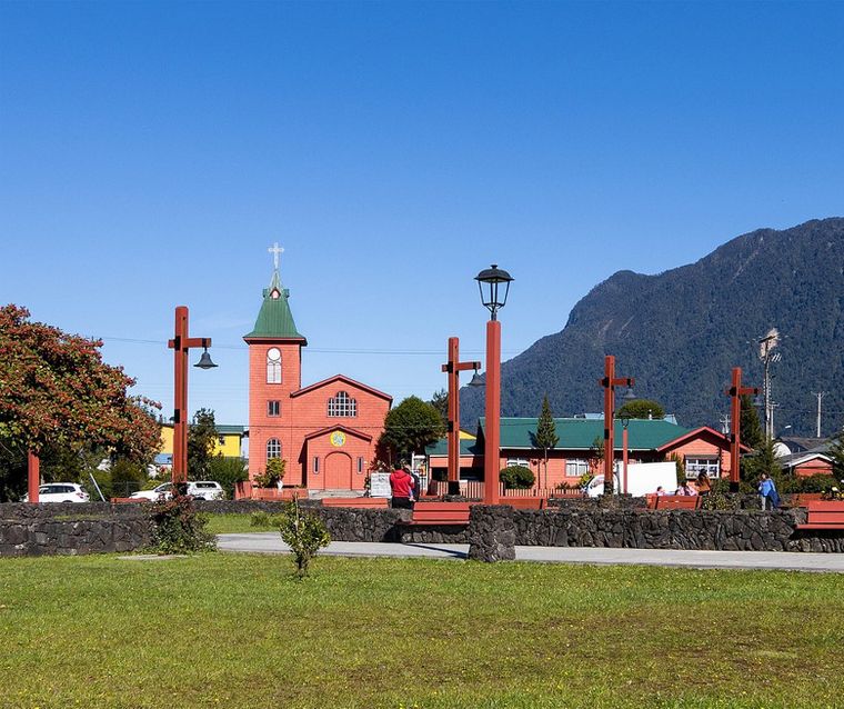 Hornopirén es un pueblo de la Patagonia chilena rodeado por bosques, fiordos y montañas sobre la Carretera Austral.