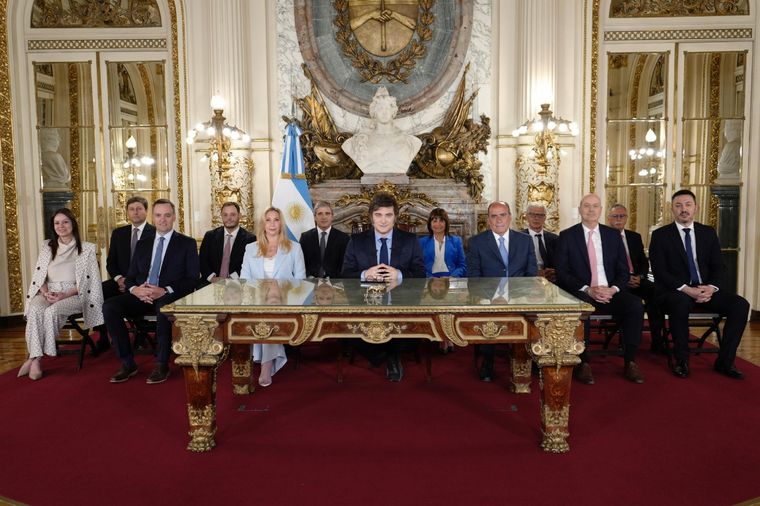 Javier Milei junto a su gabinete en la cadena nacional Foto: Gobierno