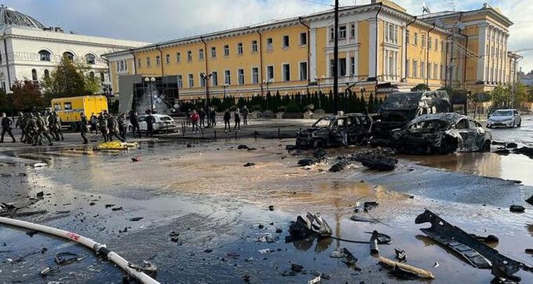Foto: DW. Los servicios de rescate inspeccionan la zona de uno de los bombardeos de ayer en Kiev.