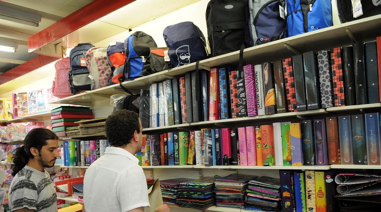 La inflación obliga a los padres a comprar materiales con antelación Foto: ALF PONCE MERCADO / MDZ
