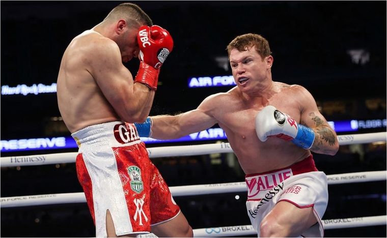 Canelo aplastó al turco y retuvo sus títulos. Foto: Universal