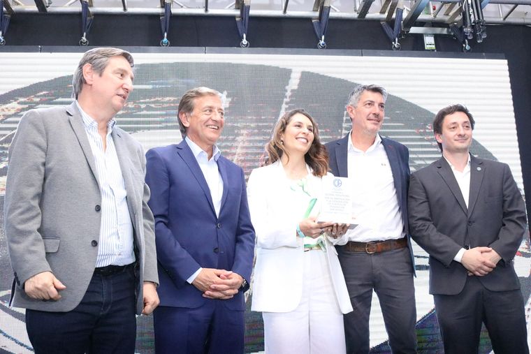 Emir Felix, Rodolfo Suarez y Hugo Tornaghi entregaron una distinción Foto: Gentileza CCIA