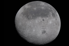 La cara visible (el hemisferio que vemos desde la Tierra) es visible en la mitad superior del disco lunar. Se identifica por las manchas oscuras. Foto del 6 de abril.