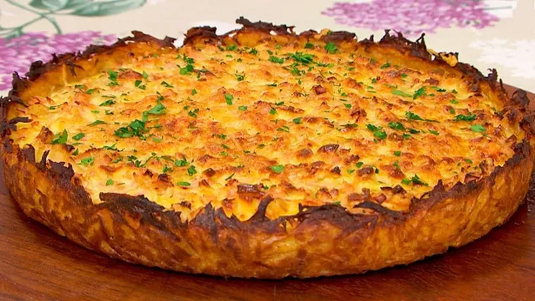 En muchas familias, la receta de tarta de papa y cebolla se sirve en reuniones y celebraciones. En muchas familias, la receta de tarta de papa y cebolla se sirve en reuniones y celebraciones.