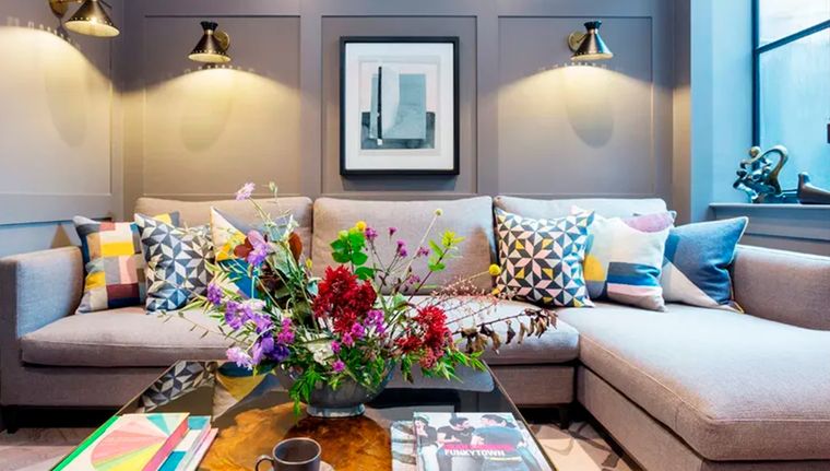 Un sofá grande es un espacio pequeño es propicio cuando un individuo es el anfitrión y quiere recibir invitados. Foto: Zulufish