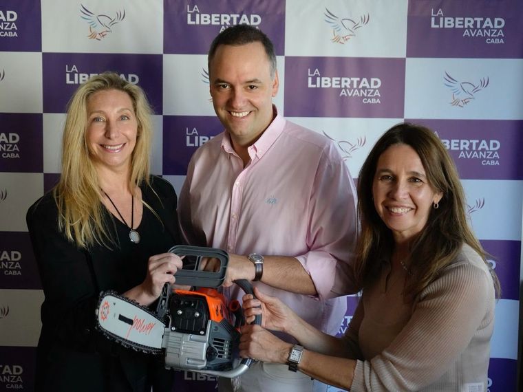 Karina Milei, Manuel Adorni y Pilar Ramírez, la tríada de La Libertad Avanza en la Ciudad de Buenos Aires. Karina Milei, Manuel Adorni y Pilar Ramírez, la tríada de La Libertad Avanza en la Ciudad de Buenos Aires.