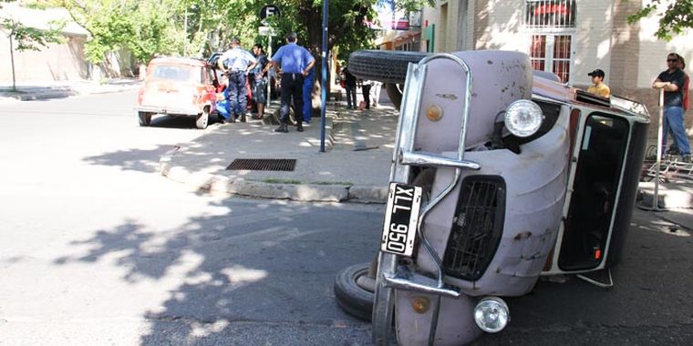 El vuelco del Citroen 3CV Foto: Maggie Ojcius/ Mediamza.com