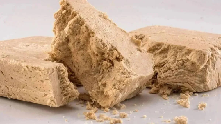 En esta receta, la pasta de maní define la textura final del dulce. En esta receta, la pasta de maní define la textura final del dulce.