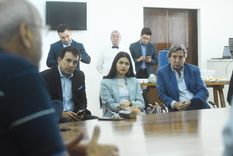 La intendente de Santa Rosa, Flor Destéfanis, acompañada de varios colegas.