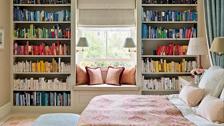 En este dormitorio los libros ordenados por colores ayudan a aportar orden y calma. Foto: Salvesen Graham / Simon Brown