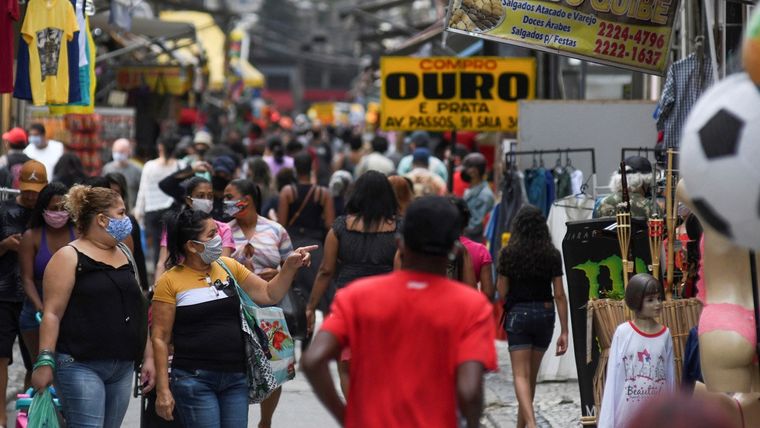 Gente camina con máscaras por una popular calle de compras de Río de janeiro, Brasil, 29 de junio de 2020.