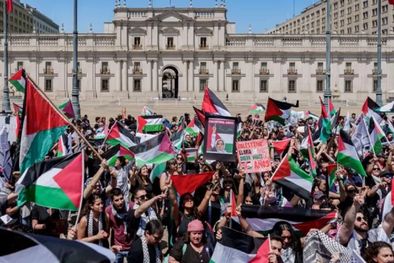 MDZol | Miembros de la comunidad palestina en Chile se manifiestan frente al palacio de La Moneda días después del comienzo de la ofensiva de Israel en Gaza. Foto: GETTY IMAGES