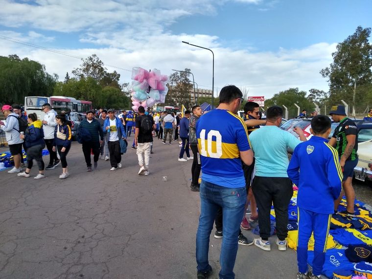 Los hinchas de Boca en la previa del partido ante Godoy Cruz. Foto: Iván Zirulnik/MDZ.