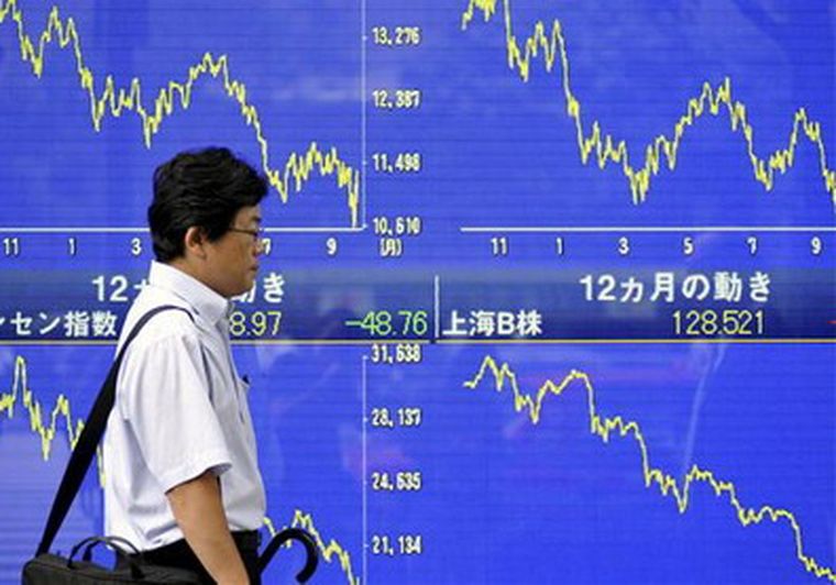 La Bolsa de Valores de Tokio volvió a registrar hoy fuertes pérdidas. Foto: EFE