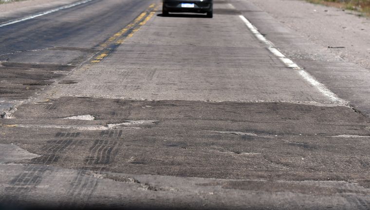 El estado de la Ruta 7, uno de los corredores más utilizados por los mendocinos durante el verano para ir a Chile, es lamentable. El estado de la Ruta 7, uno de los corredores más utilizados por los mendocinos durante el verano para ir a Chile, es lamentable.