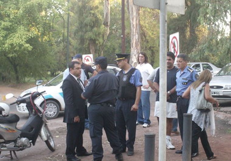El ministro Aranda, preocupado, en la puerta del club de calle Boulogne Sur Mer. Foto: MDZ
