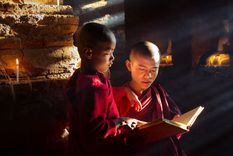 El proceso requiere identificar a la reencarnación del líder espiritual y formarlo desde niño.