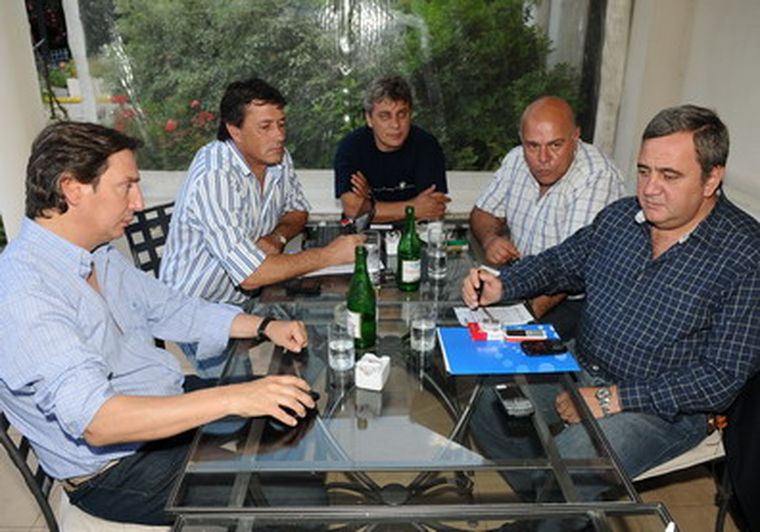 El encuentro, con algunos mensajes por elevación. Foto: Nacho Gaffuri / MDZ