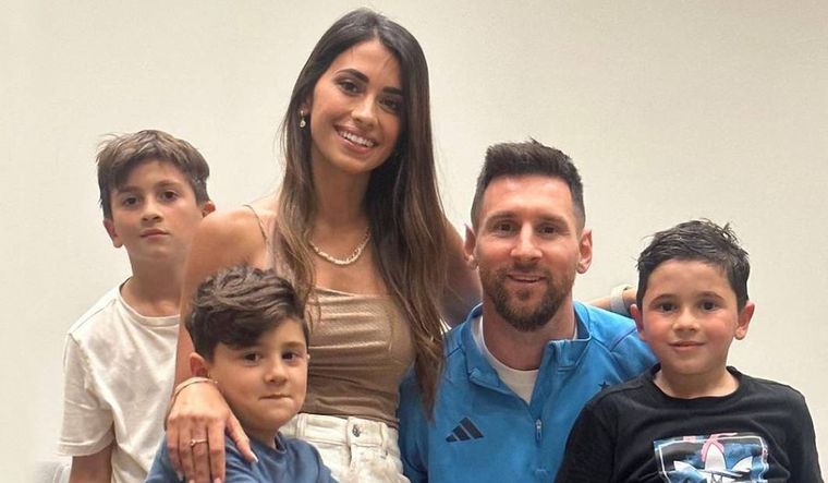 Thiago, Antonela, Ciro, Leo y Mateo. Los Messi.