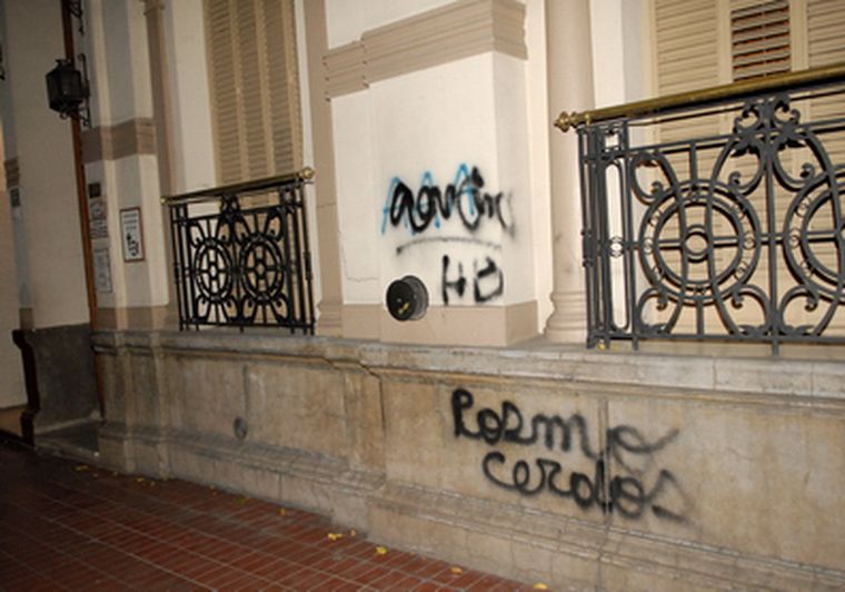 Las pintadas en la sede del MEDH. Foto: Nacho Gaffuri / MDZ