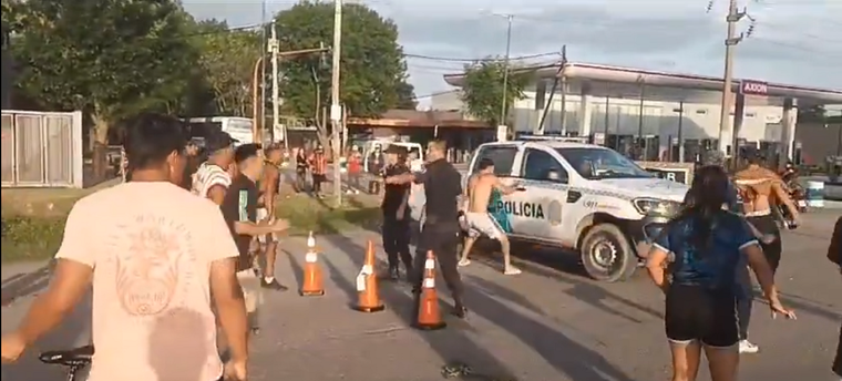 La Policía tratando de contener la gresca. Foto: Captura de video