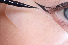 El delineado con cinta es una de las técnicas favoritas para darle estilo a tus ojos. Foto: Revista Garbos