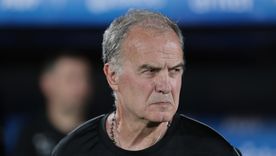 Marcelo Bielsa atraviesa un duro momento como DT de Uruguay.