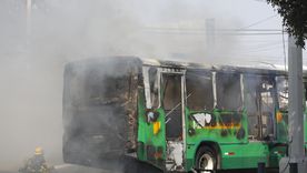 Un micro incendiado en medio del caos en México.
