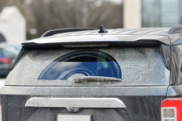 El truco para limpiar el cristal del auto cambiando un solo elemento.