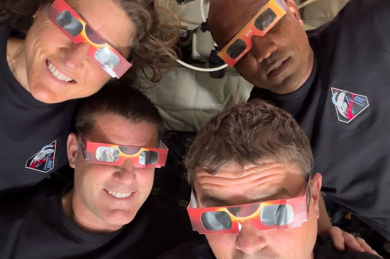 Los astronautas de Artemis II siguen con la misión y ya retornan a la Tierra. Foto Dpa