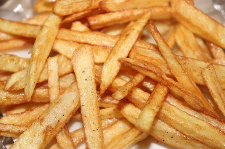 Hay ciertos trucos que puedes hacer para que las papas fritas resulten doradas y crocantes por fuera y suaves por dentro. Foto: Unsplash