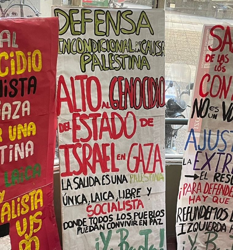 La Facultad de Filosofía y Letras de la UBA está llena de carteles antisemitas. Foto: Gentileza UBA