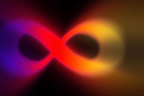 El infinito es eterno e inconmensurable.