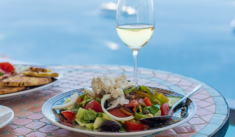 Acompaña esta ensalada griega con una copa de vino bien frío, perfecto para el verano Acompaña esta ensalada griega con una copa de vino bien frío, perfecto para el verano