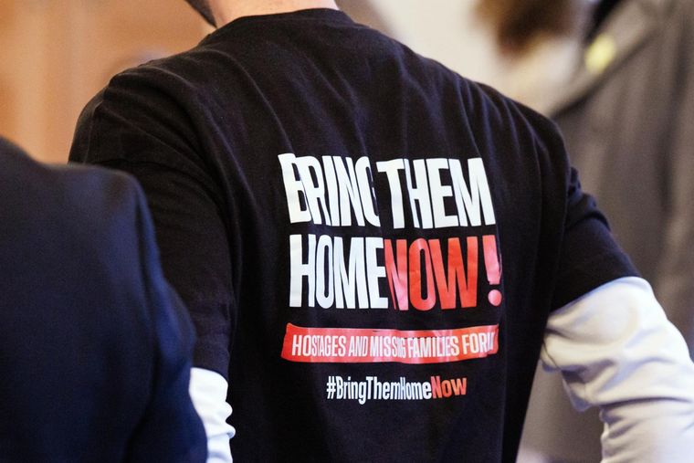 Las familias de los rehenes no bajan los brazos. Foto: EFE