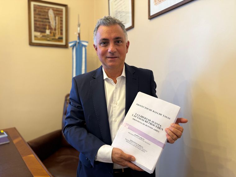 El armador libertario, Sebastián Pareja presentando el proyecto para bajar las tasas municipales en los 116 municipios que La Libertad Avanza tiene representación en los Concejos Deliberantes. El armador libertario, Sebastián Pareja presentando el proyecto para bajar las tasas municipales en los 116 municipios que La Libertad Avanza tiene representación en los Concejos Deliberantes.