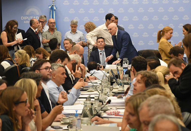 El oficialismo se aseguró el dictamen para la ley ómnibus Foto: Télam