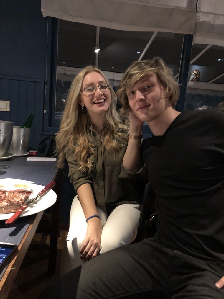 Iñaki y Eugenia, los jóvenes que manejaron la campaña de Milei a través de TikTok.  Foto: Archivo MDZ.