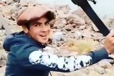 un joven cruza el rio grande para recibir la tarea de su escuela