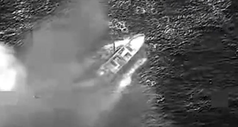 Tras el operativo, la Guardia Costera desplegó un dispositivo de búsqueda y rescate para asistir al único tripulante que sobrevivió.