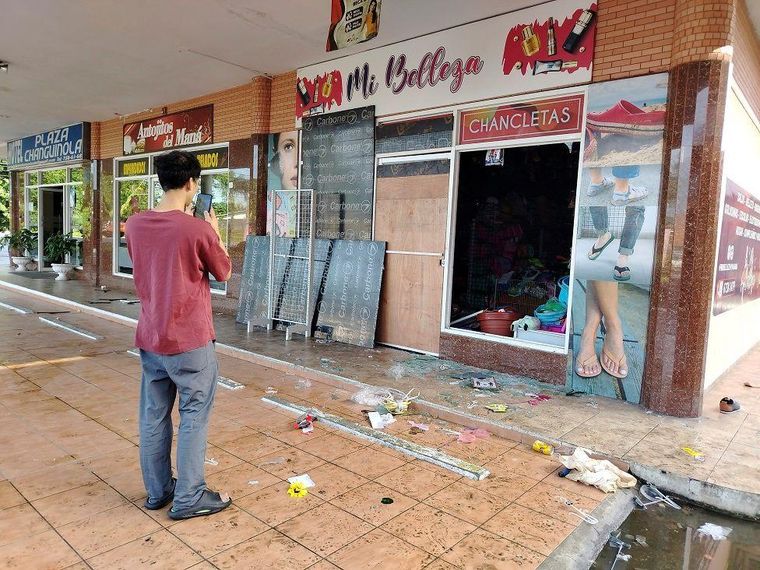 Una de las tiendas en en la ciudad de Changuinola afectada por los disturbios.