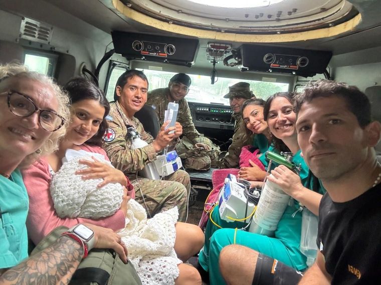 Luciana junto con algunas de sus compañeras en un vehículo del ejército, que puedo socorrerlas.