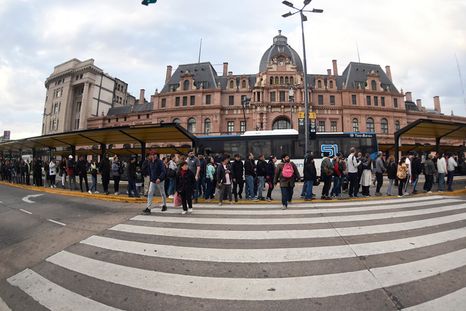 caos en el transporte: el recorte de frecuencias de colectivos llega al 30% en el amba y afecta a miles de pasajeros caos en el transporte: el recorte de frecuencias de colectivos llega al 30% en el amba y afecta a miles de pasajeros