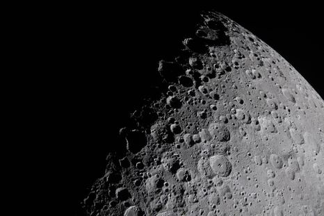 La tripulación de Artemis II capturó una porción de la Luna que aparece a lo largo del terminador —el límite entre el día y la noche lunares— donde la luz solar rasante proyecta largas y dramáticas sombras sobre la superficie. La tripulación de Artemis II capturó una porción de la Luna que aparece a lo largo del terminador —el límite entre el día y la noche lunares— donde la luz solar rasante proyecta largas y dramáticas sombras sobre la superficie.