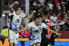 Mauro Peinipil ya metió el cabezazo goleador y sale a festejarlo con sus compañeros. El lateral derecho tuvo su debut soñado en el Azul. Foto: FotoBaires