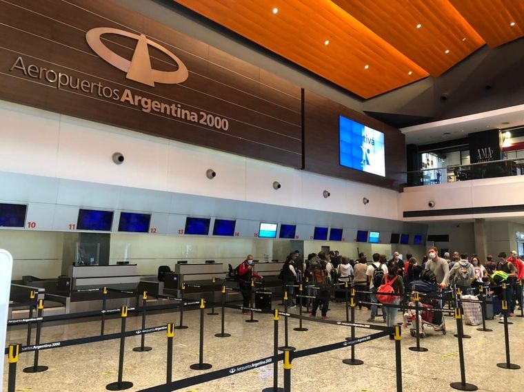 Así se alistan los pasajeros para viajar a Chile en el Aeropuerto El Plumerillo. Foto: MDZ