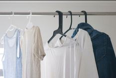 Descubre porqué colgar la ropa en el baño es la solución Foto: Shutterstock